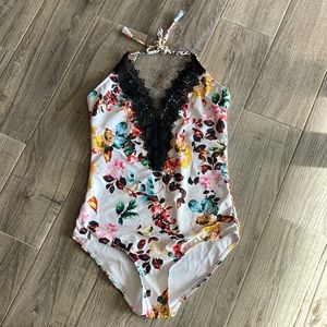 🌺4/$15 Floral Swimsuit (Medium)